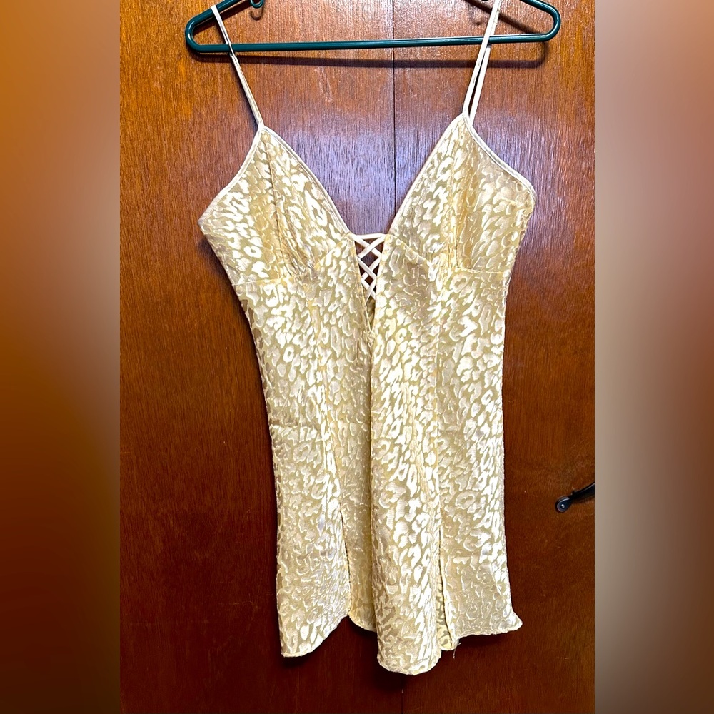✅ 3 for $25 (or purchase separately) La Senza v-neck with straps gold nightie